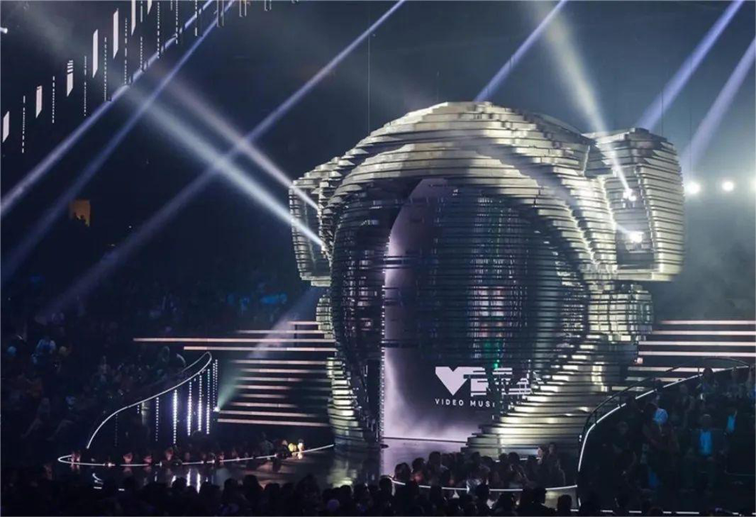 快來看國外2023年MTV音樂大獎頒獎典禮舞臺燈光設計